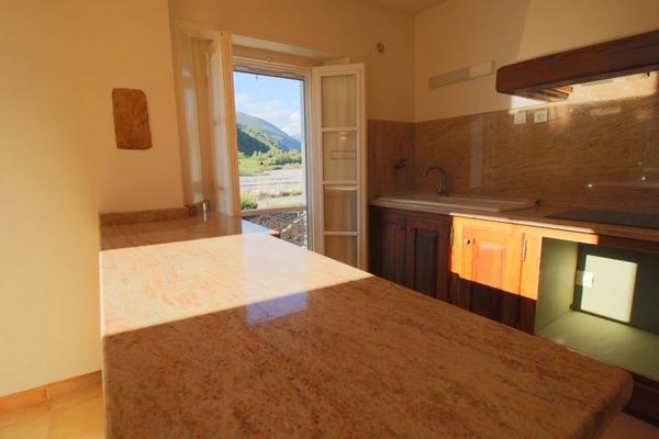 2 apparts 158m2, hangar 78m2, 2 garages, emplacement Camping Car + 4.8ha de colline + une source