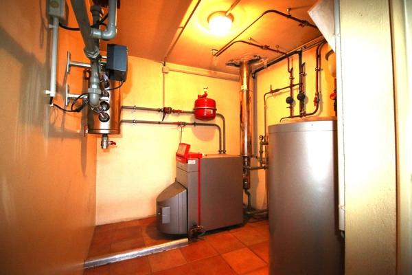 2 apparts 158m2, hangar 78m2, 2 garages, emplacement Camping Car + 4.8ha de colline + une source