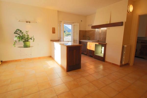 2 apparts 158m2, hangar 78m2, 2 garages, emplacement Camping Car + 4.8ha de colline + une source