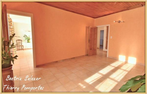 2 apparts 158m2, hangar 78m2, 2 garages, emplacement Camping Car + 4.8ha de colline + une source