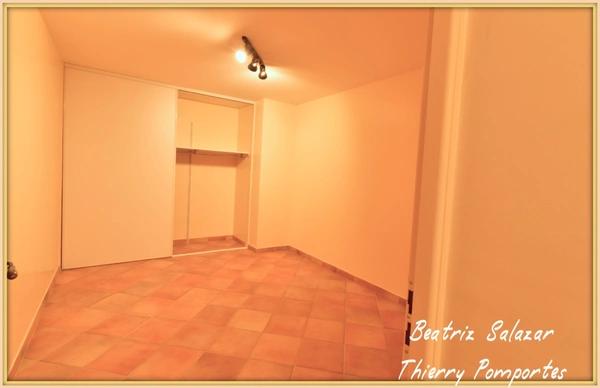 2 apparts 158m2, hangar 78m2, 2 garages, emplacement Camping Car + 4.8ha de colline + une source