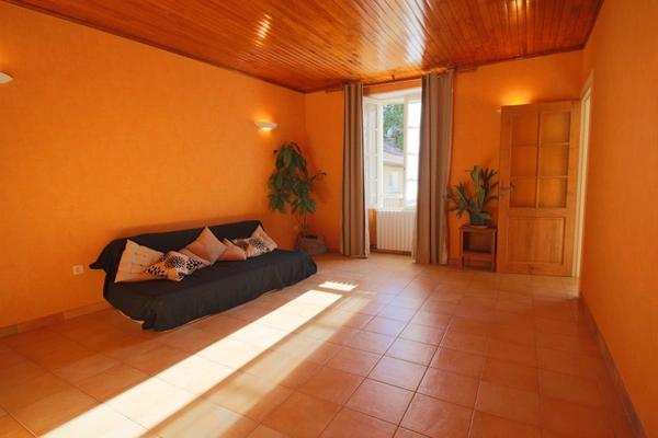 2 apparts 158m2, hangar 78m2, 2 garages, emplacement Camping Car + 4.8ha de colline + une source