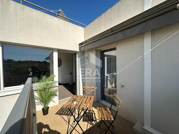 Dernier étage d'exception - 2 pièces comme neuf avec terrasse, vue château & garage électrifié