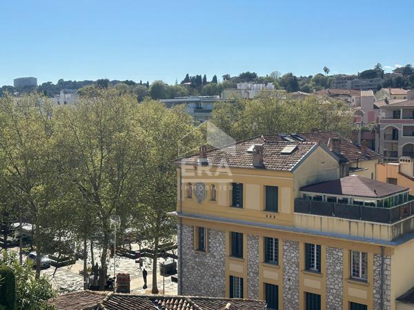 Dernier étage d'exception - 2 pièces comme neuf avec terrasse, vue château & garage électrifié