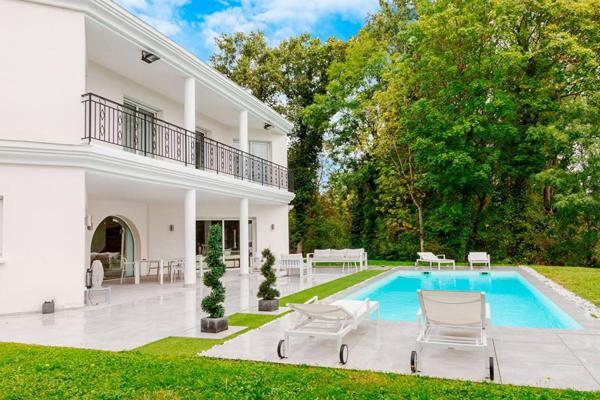 Maison Ecully Tronchon.1650000. 7 pièce(s) 286 m2 .5 chambres .terrain 1890m2.piscine.jardin
