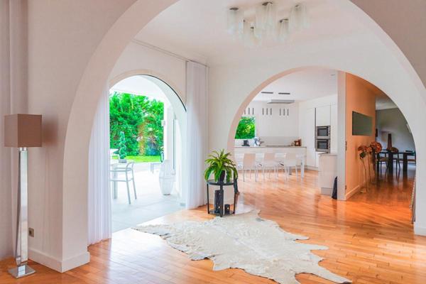 Maison Ecully Tronchon.1650000. 7 pièce(s) 286 m2 .5 chambres .terrain 1890m2.piscine.jardin