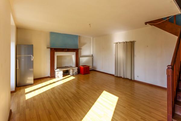 La Gravelle (53410) Maison en campagne avec dépendances et terrain