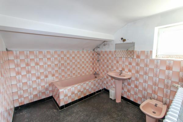 La Gravelle (53410) Maison en campagne avec dépendances et terrain