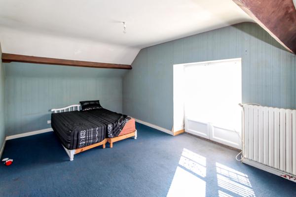 La Gravelle (53410) Maison en campagne avec dépendances et terrain