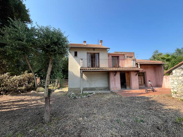 Maison de 160 m2 avec 4 chambres sur une parcelle de terrain de 1432 m2