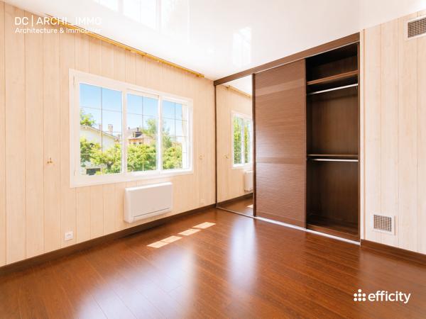 Maison
         5 pièces
        - 172 m² 620 000 € *