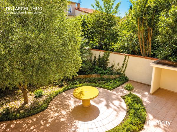 Maison
         5 pièces
        - 172 m² 620 000 € *