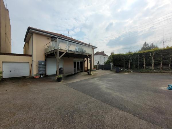 Maison avec garage et terrain constructible