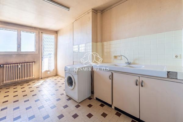 Unique Plateau de 195m2 en Dernier Étage (T4 + T5 Réunissables) avec 2 Caves – Lyon 3ème