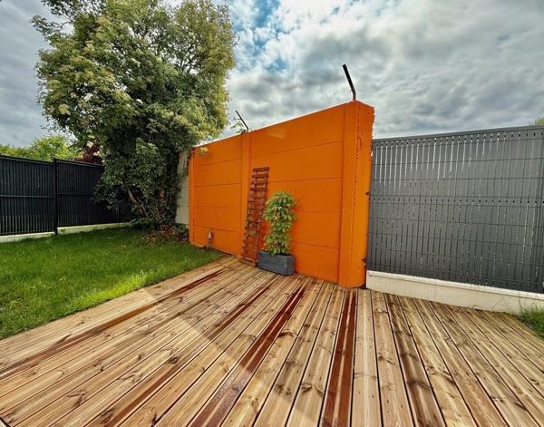 Belles prestations pour cette maison de 120M2 au sol et son jardin