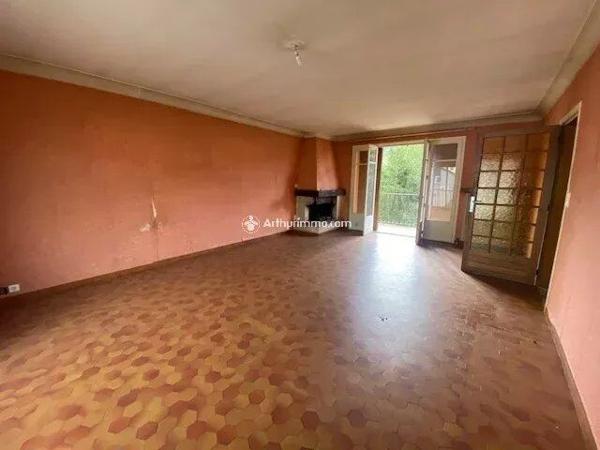 Vente                                                      Maison
                        
                     4 pièces                      110 m2                     à Saint-Georges-de-Luzençon