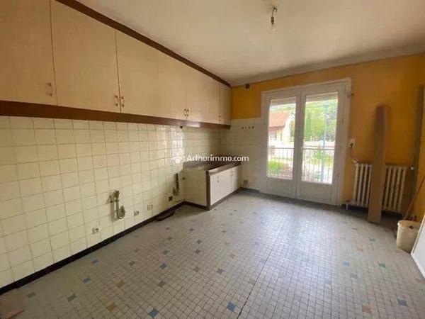 Vente                                                      Maison
                        
                     4 pièces                      110 m2                     à Saint-Georges-de-Luzençon