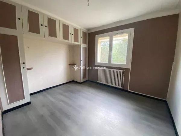Vente                                                      Maison
                        
                     4 pièces                      110 m2                     à Saint-Georges-de-Luzençon