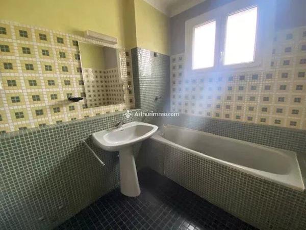 Vente                                                      Maison
                        
                     4 pièces                      110 m2                     à Saint-Georges-de-Luzençon