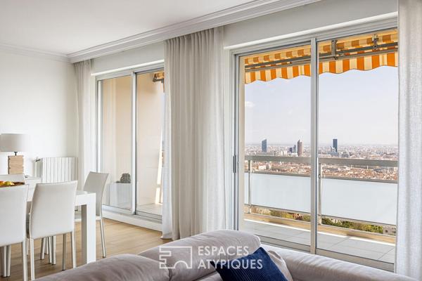 Appartement entièrement rénové en dernier étage avec vue imprenable sur Lyon et la chaîne des Alpes