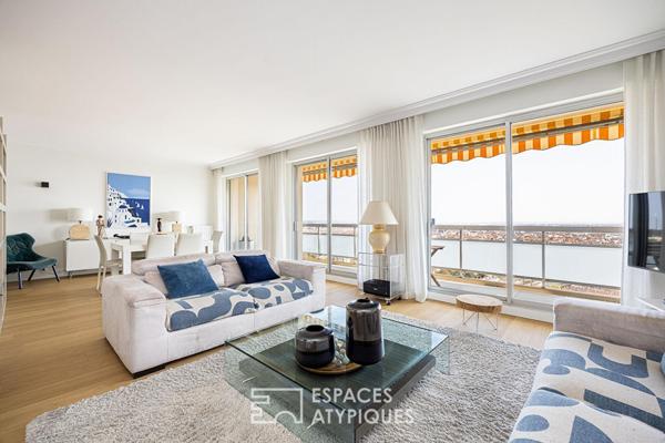 Appartement entièrement rénové en dernier étage avec vue imprenable sur Lyon et la chaîne des Alpes