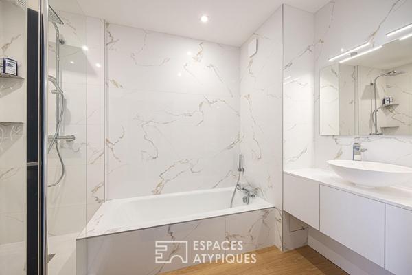 Appartement entièrement rénové en dernier étage avec vue imprenable sur Lyon et la chaîne des Alpes