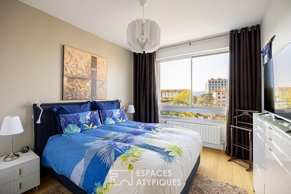 Appartement entièrement rénové en dernier étage avec vue imprenable sur Lyon et la chaîne des Alpes