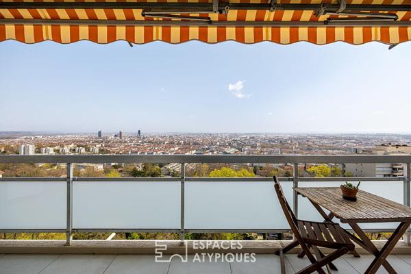 Appartement entièrement rénové en dernier étage avec vue imprenable sur Lyon et la chaîne des Alpes