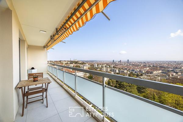 Appartement entièrement rénové en dernier étage avec vue imprenable sur Lyon et la chaîne des Alpes