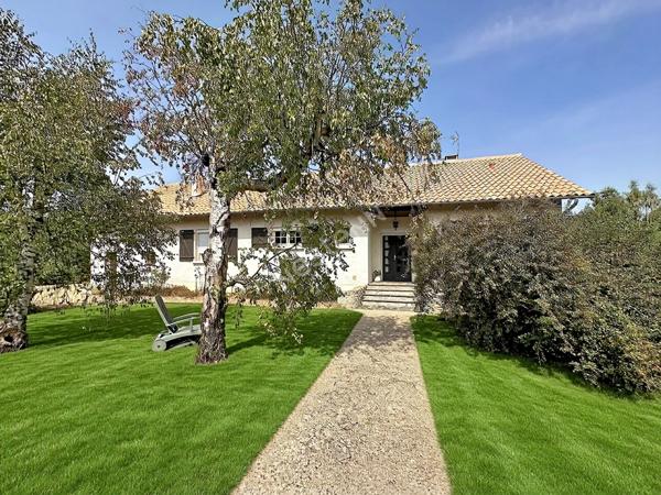 Maison familiale aux beaux volumes sur 1 840 m² de terrain à Vouneuil-sous-Biard