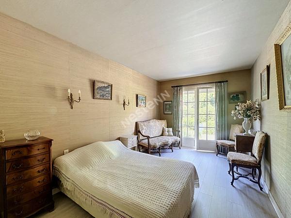 Maison familiale aux beaux volumes sur 1 840 m² de terrain à Vouneuil-sous-Biard