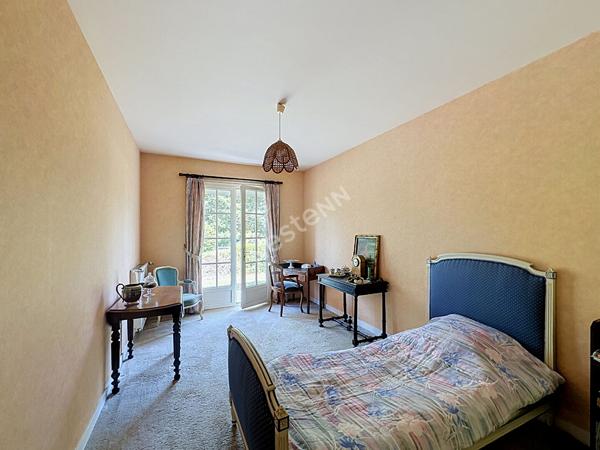 Maison familiale aux beaux volumes sur 1 840 m² de terrain à Vouneuil-sous-Biard