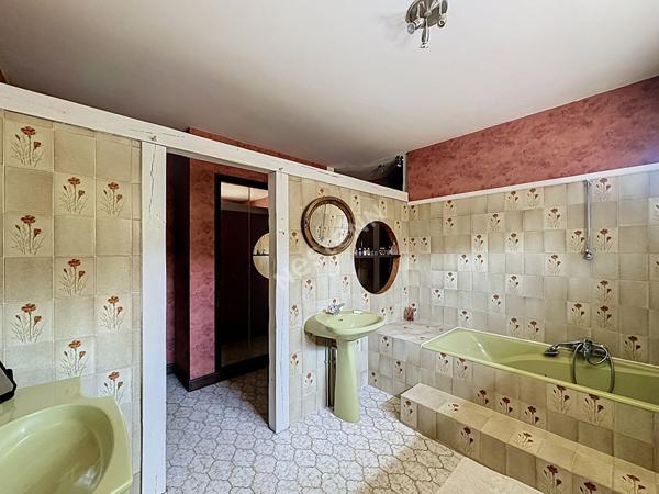Maison familiale aux beaux volumes sur 1 840 m² de terrain à Vouneuil-sous-Biard