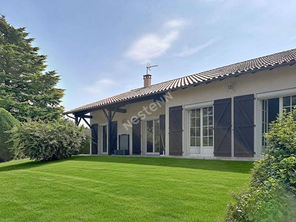 Maison familiale aux beaux volumes sur 1 840 m² de terrain à Vouneuil-sous-Biard