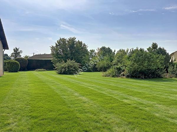 Maison familiale aux beaux volumes sur 1 840 m² de terrain à Vouneuil-sous-Biard
