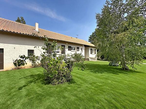 Maison familiale aux beaux volumes sur 1 840 m² de terrain à Vouneuil-sous-Biard