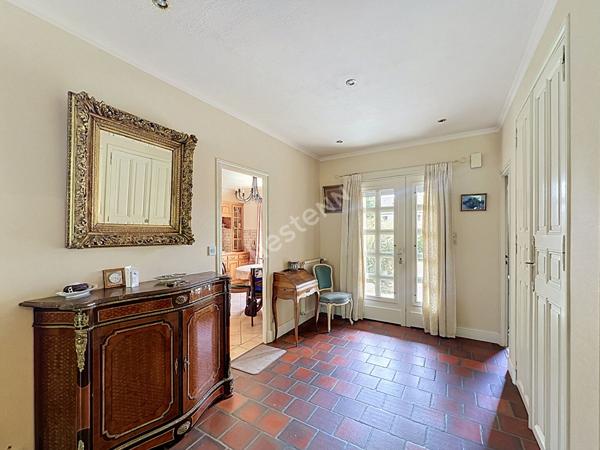 Maison familiale aux beaux volumes sur 1 840 m² de terrain à Vouneuil-sous-Biard