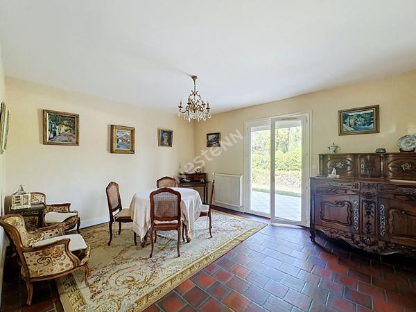 Maison familiale aux beaux volumes sur 1 840 m² de terrain à Vouneuil-sous-Biard