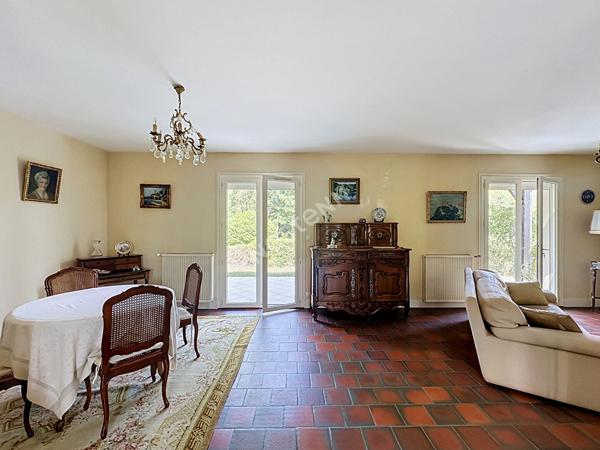 Maison familiale aux beaux volumes sur 1 840 m² de terrain à Vouneuil-sous-Biard