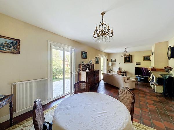 Maison familiale aux beaux volumes sur 1 840 m² de terrain à Vouneuil-sous-Biard