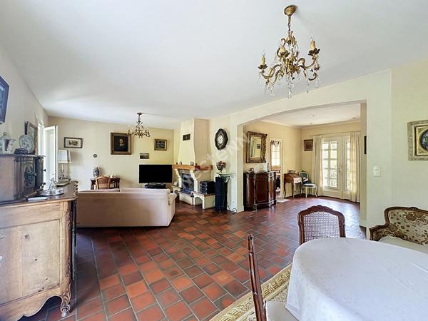 Maison familiale aux beaux volumes sur 1 840 m² de terrain à Vouneuil-sous-Biard