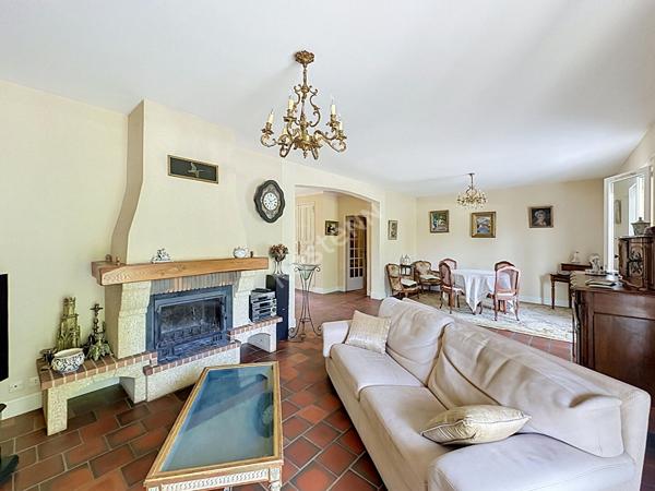Maison familiale aux beaux volumes sur 1 840 m² de terrain à Vouneuil-sous-Biard