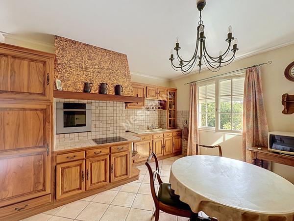 Maison familiale aux beaux volumes sur 1 840 m² de terrain à Vouneuil-sous-Biard