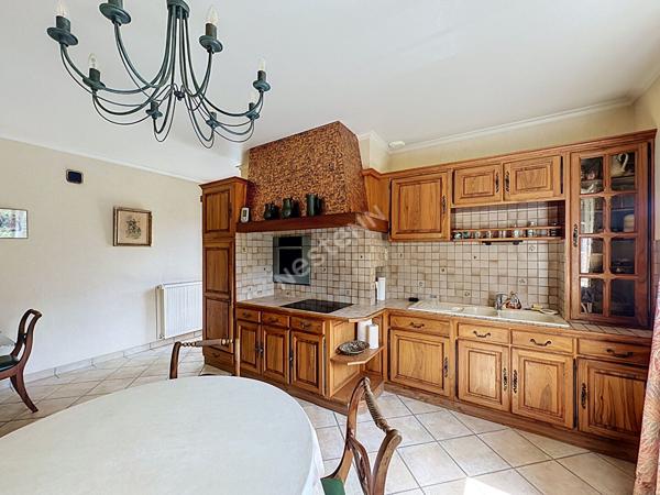 Maison familiale aux beaux volumes sur 1 840 m² de terrain à Vouneuil-sous-Biard