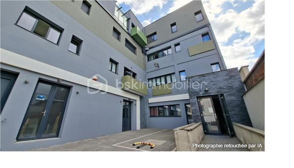 MONTREUIL – 138 M² – BUREAUX / ACTIVITÉ – VENDU OCCUPÉ – CRÉDIT VENDEUR À 2 %

⭐Secteur recherché et très bien desservi ! 

Investisseurs, professions libérales, projet de cabinet médical ou paramédical : une opportunité à étudier à Montreuil !

Découvrez cet ensemble professionnel, dans un immeuble récent  d’environ 138 m² répartis entre rez-de-chaussée et sous-sol, aménagé en plusieurs espaces de travail et actuellement exploité en bureaux équipés avec mises à disposition.

Sa configuration offre de nombreuses possibilités d’exploitation : bureaux, professions libérales, activités de services, voire cabinet médical ou paramédical sous réserve de la conformité réglementaire, de l’accessibilité et des autorisations nécessaires au projet envisagé.

Le bien bénéficie aujourd’hui d’une exploitation existante générant des revenus. Les conventions de mise à disposition associent aux bureaux différentes prestations : 
internet, chauffage et électricité, entretien, accès à une salle de réunion, espaces communs, cuisine équipée et gestion des accès.

⭐ LE VRAI PLUS : UN CRÉDIT VENDEUR À 2 %

Dans un contexte où le coût du financement bancaire pèse de plus en plus sur les projets d’investissement, le vendeur propose une solution de financement à 2 %, avec un apport de 200 000 €, selon conditions à définir.

Une opportunité particulièrement intéressante pour un investisseur souhaitant acquérir un actif déjà exploité, mais également pour un professionnel souhaitant étudier à terme l'installation de sa propre activité.

📍 Montreuil (93100) – secteur recherché et bien desservi.
🏢 Environ 138 m² – RDC + sous-sol
💼 Bureaux équipés – actuellement occupés
💰 Revenus immédiats
⭐ Crédit vendeur à 2 % – apport 200 000 €

Une configuration polyvalente, des revenus existants et surtout un financement à 2 % : un dossier qui mérite clairement d’être étudié.

Dossier et éléments financiers communiqués sur demande dans le respect des obligations réglementaires.