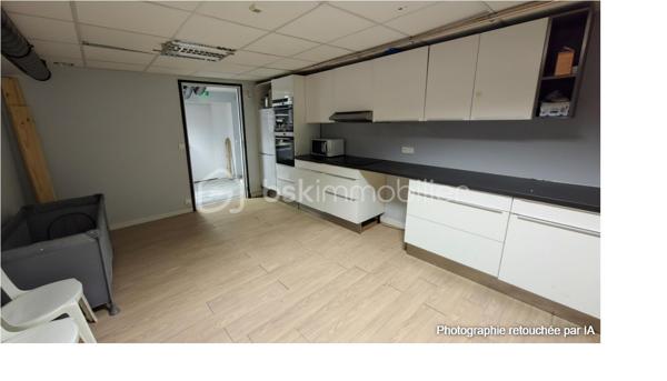MONTREUIL – 138 M² – BUREAUX / ACTIVITÉ – VENDU OCCUPÉ – CRÉDIT VENDEUR À 2 %

⭐Secteur recherché et très bien desservi ! 

Investisseurs, professions libérales, projet de cabinet médical ou paramédical : une opportunité à étudier à Montreuil !

Découvrez cet ensemble professionnel, dans un immeuble récent  d’environ 138 m² répartis entre rez-de-chaussée et sous-sol, aménagé en plusieurs espaces de travail et actuellement exploité en bureaux équipés avec mises à disposition.

Sa configuration offre de nombreuses possibilités d’exploitation : bureaux, professions libérales, activités de services, voire cabinet médical ou paramédical sous réserve de la conformité réglementaire, de l’accessibilité et des autorisations nécessaires au projet envisagé.

Le bien bénéficie aujourd’hui d’une exploitation existante générant des revenus. Les conventions de mise à disposition associent aux bureaux différentes prestations : 
internet, chauffage et électricité, entretien, accès à une salle de réunion, espaces communs, cuisine équipée et gestion des accès.

⭐ LE VRAI PLUS : UN CRÉDIT VENDEUR À 2 %

Dans un contexte où le coût du financement bancaire pèse de plus en plus sur les projets d’investissement, le vendeur propose une solution de financement à 2 %, avec un apport de 200 000 €, selon conditions à définir.

Une opportunité particulièrement intéressante pour un investisseur souhaitant acquérir un actif déjà exploité, mais également pour un professionnel souhaitant étudier à terme l'installation de sa propre activité.

📍 Montreuil (93100) – secteur recherché et bien desservi.
🏢 Environ 138 m² – RDC + sous-sol
💼 Bureaux équipés – actuellement occupés
💰 Revenus immédiats
⭐ Crédit vendeur à 2 % – apport 200 000 €

Une configuration polyvalente, des revenus existants et surtout un financement à 2 % : un dossier qui mérite clairement d’être étudié.

Dossier et éléments financiers communiqués sur demande dans le respect des obligations réglementaires.