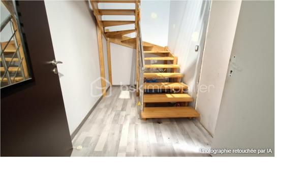 MONTREUIL – 138 M² – BUREAUX / ACTIVITÉ – VENDU OCCUPÉ – CRÉDIT VENDEUR À 2 %

⭐Secteur recherché et très bien desservi ! 

Investisseurs, professions libérales, projet de cabinet médical ou paramédical : une opportunité à étudier à Montreuil !

Découvrez cet ensemble professionnel, dans un immeuble récent  d’environ 138 m² répartis entre rez-de-chaussée et sous-sol, aménagé en plusieurs espaces de travail et actuellement exploité en bureaux équipés avec mises à disposition.

Sa configuration offre de nombreuses possibilités d’exploitation : bureaux, professions libérales, activités de services, voire cabinet médical ou paramédical sous réserve de la conformité réglementaire, de l’accessibilité et des autorisations nécessaires au projet envisagé.

Le bien bénéficie aujourd’hui d’une exploitation existante générant des revenus. Les conventions de mise à disposition associent aux bureaux différentes prestations : 
internet, chauffage et électricité, entretien, accès à une salle de réunion, espaces communs, cuisine équipée et gestion des accès.

⭐ LE VRAI PLUS : UN CRÉDIT VENDEUR À 2 %

Dans un contexte où le coût du financement bancaire pèse de plus en plus sur les projets d’investissement, le vendeur propose une solution de financement à 2 %, avec un apport de 200 000 €, selon conditions à définir.

Une opportunité particulièrement intéressante pour un investisseur souhaitant acquérir un actif déjà exploité, mais également pour un professionnel souhaitant étudier à terme l'installation de sa propre activité.

📍 Montreuil (93100) – secteur recherché et bien desservi.
🏢 Environ 138 m² – RDC + sous-sol
💼 Bureaux équipés – actuellement occupés
💰 Revenus immédiats
⭐ Crédit vendeur à 2 % – apport 200 000 €

Une configuration polyvalente, des revenus existants et surtout un financement à 2 % : un dossier qui mérite clairement d’être étudié.

Dossier et éléments financiers communiqués sur demande dans le respect des obligations réglementaires.