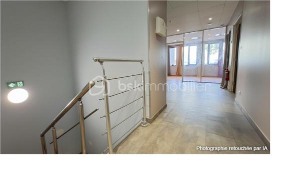 MONTREUIL – 138 M² – BUREAUX / ACTIVITÉ – VENDU OCCUPÉ – CRÉDIT VENDEUR À 2 %

⭐Secteur recherché et très bien desservi ! 

Investisseurs, professions libérales, projet de cabinet médical ou paramédical : une opportunité à étudier à Montreuil !

Découvrez cet ensemble professionnel, dans un immeuble récent  d’environ 138 m² répartis entre rez-de-chaussée et sous-sol, aménagé en plusieurs espaces de travail et actuellement exploité en bureaux équipés avec mises à disposition.

Sa configuration offre de nombreuses possibilités d’exploitation : bureaux, professions libérales, activités de services, voire cabinet médical ou paramédical sous réserve de la conformité réglementaire, de l’accessibilité et des autorisations nécessaires au projet envisagé.

Le bien bénéficie aujourd’hui d’une exploitation existante générant des revenus. Les conventions de mise à disposition associent aux bureaux différentes prestations : 
internet, chauffage et électricité, entretien, accès à une salle de réunion, espaces communs, cuisine équipée et gestion des accès.

⭐ LE VRAI PLUS : UN CRÉDIT VENDEUR À 2 %

Dans un contexte où le coût du financement bancaire pèse de plus en plus sur les projets d’investissement, le vendeur propose une solution de financement à 2 %, avec un apport de 200 000 €, selon conditions à définir.

Une opportunité particulièrement intéressante pour un investisseur souhaitant acquérir un actif déjà exploité, mais également pour un professionnel souhaitant étudier à terme l'installation de sa propre activité.

📍 Montreuil (93100) – secteur recherché et bien desservi.
🏢 Environ 138 m² – RDC + sous-sol
💼 Bureaux équipés – actuellement occupés
💰 Revenus immédiats
⭐ Crédit vendeur à 2 % – apport 200 000 €

Une configuration polyvalente, des revenus existants et surtout un financement à 2 % : un dossier qui mérite clairement d’être étudié.

Dossier et éléments financiers communiqués sur demande dans le respect des obligations réglementaires.