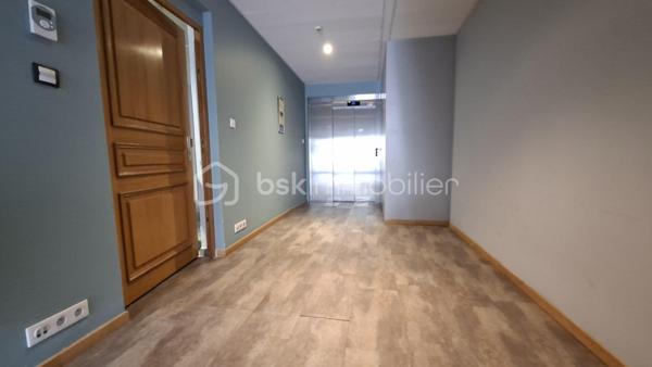 MONTREUIL – 138 M² – BUREAUX / ACTIVITÉ – VENDU OCCUPÉ – CRÉDIT VENDEUR À 2 %

⭐Secteur recherché et très bien desservi ! 

Investisseurs, professions libérales, projet de cabinet médical ou paramédical : une opportunité à étudier à Montreuil !

Découvrez cet ensemble professionnel, dans un immeuble récent  d’environ 138 m² répartis entre rez-de-chaussée et sous-sol, aménagé en plusieurs espaces de travail et actuellement exploité en bureaux équipés avec mises à disposition.

Sa configuration offre de nombreuses possibilités d’exploitation : bureaux, professions libérales, activités de services, voire cabinet médical ou paramédical sous réserve de la conformité réglementaire, de l’accessibilité et des autorisations nécessaires au projet envisagé.

Le bien bénéficie aujourd’hui d’une exploitation existante générant des revenus. Les conventions de mise à disposition associent aux bureaux différentes prestations : 
internet, chauffage et électricité, entretien, accès à une salle de réunion, espaces communs, cuisine équipée et gestion des accès.

⭐ LE VRAI PLUS : UN CRÉDIT VENDEUR À 2 %

Dans un contexte où le coût du financement bancaire pèse de plus en plus sur les projets d’investissement, le vendeur propose une solution de financement à 2 %, avec un apport de 200 000 €, selon conditions à définir.

Une opportunité particulièrement intéressante pour un investisseur souhaitant acquérir un actif déjà exploité, mais également pour un professionnel souhaitant étudier à terme l'installation de sa propre activité.

📍 Montreuil (93100) – secteur recherché et bien desservi.
🏢 Environ 138 m² – RDC + sous-sol
💼 Bureaux équipés – actuellement occupés
💰 Revenus immédiats
⭐ Crédit vendeur à 2 % – apport 200 000 €

Une configuration polyvalente, des revenus existants et surtout un financement à 2 % : un dossier qui mérite clairement d’être étudié.

Dossier et éléments financiers communiqués sur demande dans le respect des obligations réglementaires.