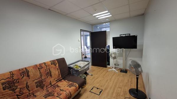MONTREUIL – 138 M² – BUREAUX / ACTIVITÉ – VENDU OCCUPÉ – CRÉDIT VENDEUR À 2 %

⭐Secteur recherché et très bien desservi ! 

Investisseurs, professions libérales, projet de cabinet médical ou paramédical : une opportunité à étudier à Montreuil !

Découvrez cet ensemble professionnel, dans un immeuble récent  d’environ 138 m² répartis entre rez-de-chaussée et sous-sol, aménagé en plusieurs espaces de travail et actuellement exploité en bureaux équipés avec mises à disposition.

Sa configuration offre de nombreuses possibilités d’exploitation : bureaux, professions libérales, activités de services, voire cabinet médical ou paramédical sous réserve de la conformité réglementaire, de l’accessibilité et des autorisations nécessaires au projet envisagé.

Le bien bénéficie aujourd’hui d’une exploitation existante générant des revenus. Les conventions de mise à disposition associent aux bureaux différentes prestations : 
internet, chauffage et électricité, entretien, accès à une salle de réunion, espaces communs, cuisine équipée et gestion des accès.

⭐ LE VRAI PLUS : UN CRÉDIT VENDEUR À 2 %

Dans un contexte où le coût du financement bancaire pèse de plus en plus sur les projets d’investissement, le vendeur propose une solution de financement à 2 %, avec un apport de 200 000 €, selon conditions à définir.

Une opportunité particulièrement intéressante pour un investisseur souhaitant acquérir un actif déjà exploité, mais également pour un professionnel souhaitant étudier à terme l'installation de sa propre activité.

📍 Montreuil (93100) – secteur recherché et bien desservi.
🏢 Environ 138 m² – RDC + sous-sol
💼 Bureaux équipés – actuellement occupés
💰 Revenus immédiats
⭐ Crédit vendeur à 2 % – apport 200 000 €

Une configuration polyvalente, des revenus existants et surtout un financement à 2 % : un dossier qui mérite clairement d’être étudié.

Dossier et éléments financiers communiqués sur demande dans le respect des obligations réglementaires.